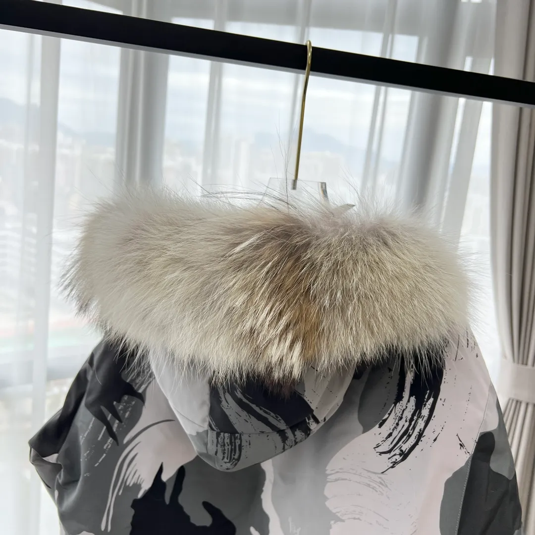 P800 Canada Goose "Canada Goose"🇨🇦 Beichen White / 08 Expedition Parka 4660M Product color: black, off-white, red, sand pink, sky blue, graphite gray, Beichen white, navy blue, sky blue, gray camouflage gray black label Product size: XS, S, M, L, XL, XXL The Expedition was originally a parka designed for scientists at the McMurdo Research Station in Antarctica. Whether your next journey takes you into the frozen urban jungle or across uncharted ice fields, wear Canada Goose's Expedition Parka and get proven results year after year in Antarctica by the National Science Foundation's Center for Polar Research.  Material list: 1⃣ Uses Y-shaped Velcro imported from Taiwan (exclusive in the market) 2⃣ Uses 18-count polyester-cotton blended fabric imported from South Korea (authentic synchronized fabric) 3⃣ National standard 80% white duck down, (zp uses 80% white duck down/90% of all boasts are fake) 4⃣ Western Canadian coyote hair (non-market dyed fox hair filled with wolf hair) Material analysis characteristics: 1⃣ The original/polyester-cotton fabric has a high polyester fiber content, and the polyester-cotton fabric has high heat and light resistance and good stability. It has bright colors, high fiber strength, durability, light resistance, heat resistance, and straightness. 2⃣ As we all know, the original version uses 80% white duck down. The fill power refers to the cubic inches of volume occupied by each ounce (30 grams) of down under certain conditions. If one ounce of down occupies 500 cubic inches, the fill power of the down is 500. So we can simply understand it as: fill power is the volume of down, and the volume of down is fill power. The higher the fill power of down, it means that under the same filling amount, down can fix a larger volume of air layer to keep warm and insulate, so the warmth retention of down is better. 3⃣ Western Canadian coyote hair, "large range of selected neck hair" is soft and fluffy, each wolf hair is 60-63 long / 14-16 wide at the peak, this width + preferred parts. It is basically unmatched by the same industry